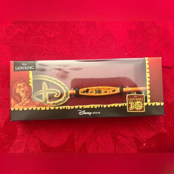 NIB Disney Store Lion King 30th Anniversary key - Picture 1 of 4